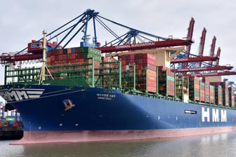 Containerschiff am Hamburger Hafen (Symbolbild): Die Exporte waren wegen der Corona-Krise eingebrochen.