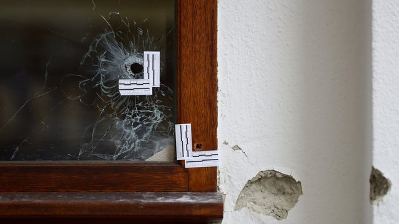 Markierte Einschusslöcher an einer Tür am Tatort nach dem Terroranschlag am 2.