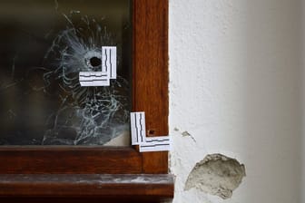 Markierte Einschusslöcher an einer Tür am Tatort nach dem Terroranschlag am 2.