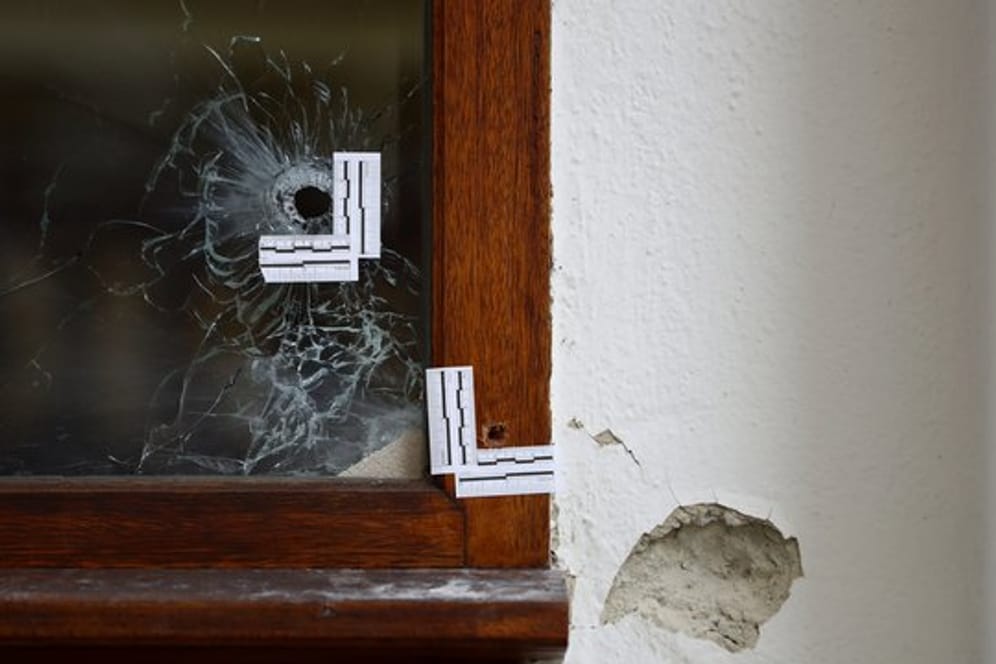 Markierte Einschusslöcher an einer Tür am Tatort nach dem Terroranschlag am 2.