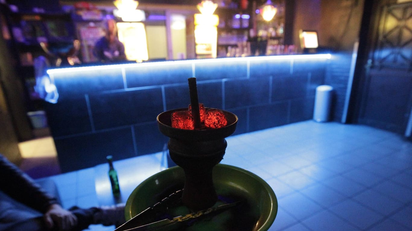 Eine Shisha-Pfeife brennt in einer Kölner Bar (Symbolbild): In Köln hat die Polizei eine Corona-Party in einer Bar aufgelöst.