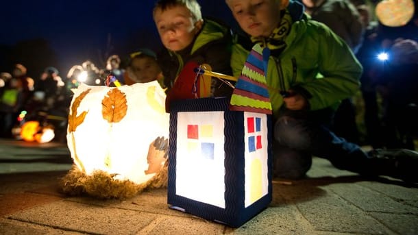 Leuchtende Laternen bei einem St. Martins-Umzug