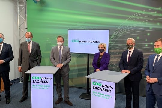 Während der CDU-Digitalkonferenz in Chemnitz stehen Thomas Schmidt (Regionalentwicklungsminister Sachsen, v.