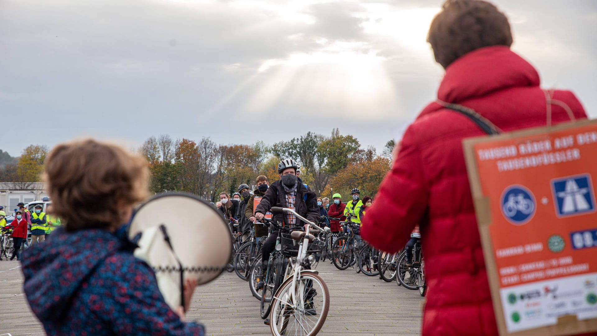 Teilnehmer der Fahrraddemo: Rund 300 Menschen protestierten gegen den Autobahnausbau A 565 und für einen Radschnellweg. Teilnehmer der Fahrraddemo: Rund 300 Menschen protestierten gegen den Autobahnausbau A 565 und für einen Radschnellweg.