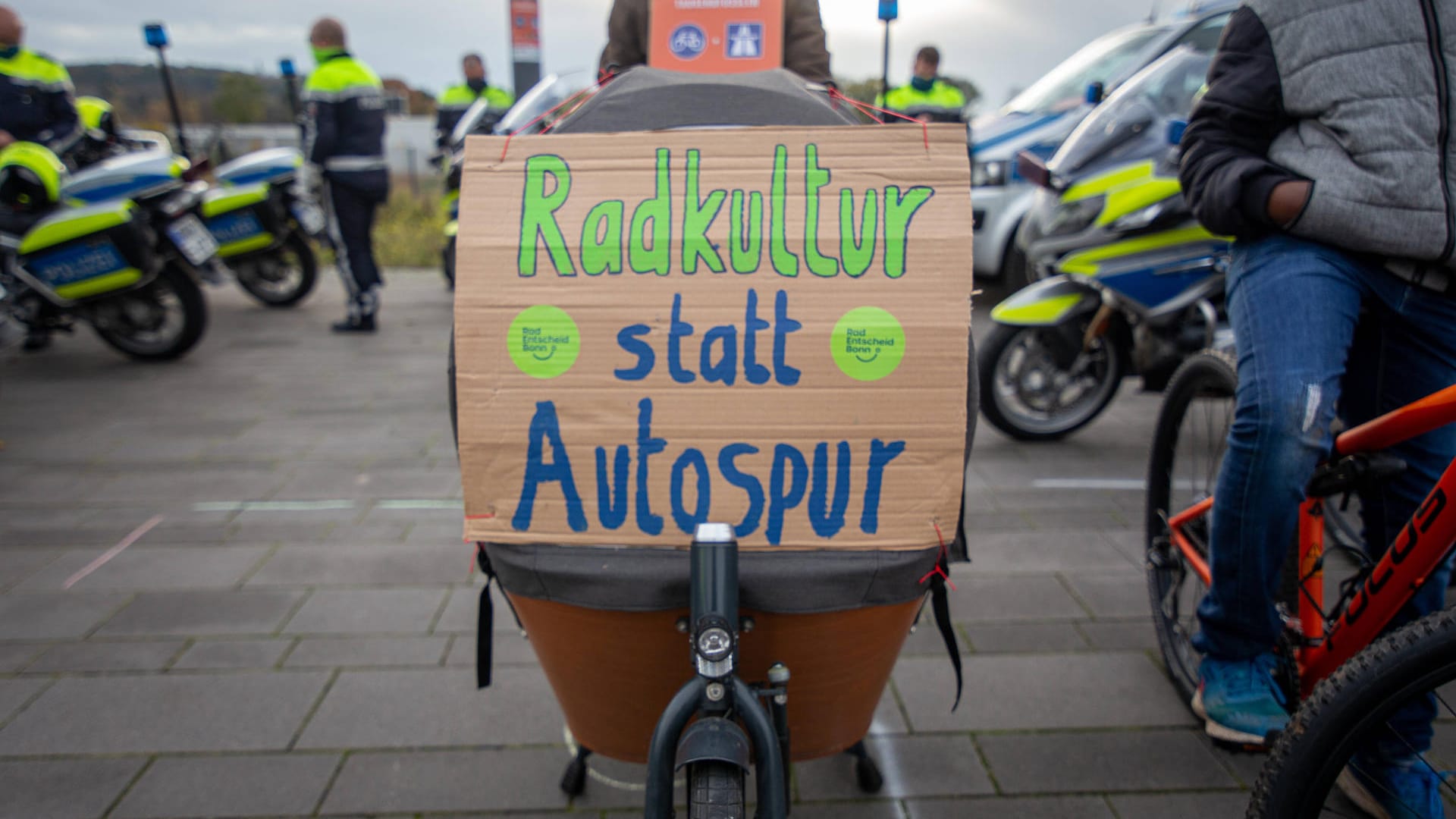 Ein Fahrrad mit dem Wunsch der Demonstranten: Sie setzen sich für einen Radschnellweg ein.