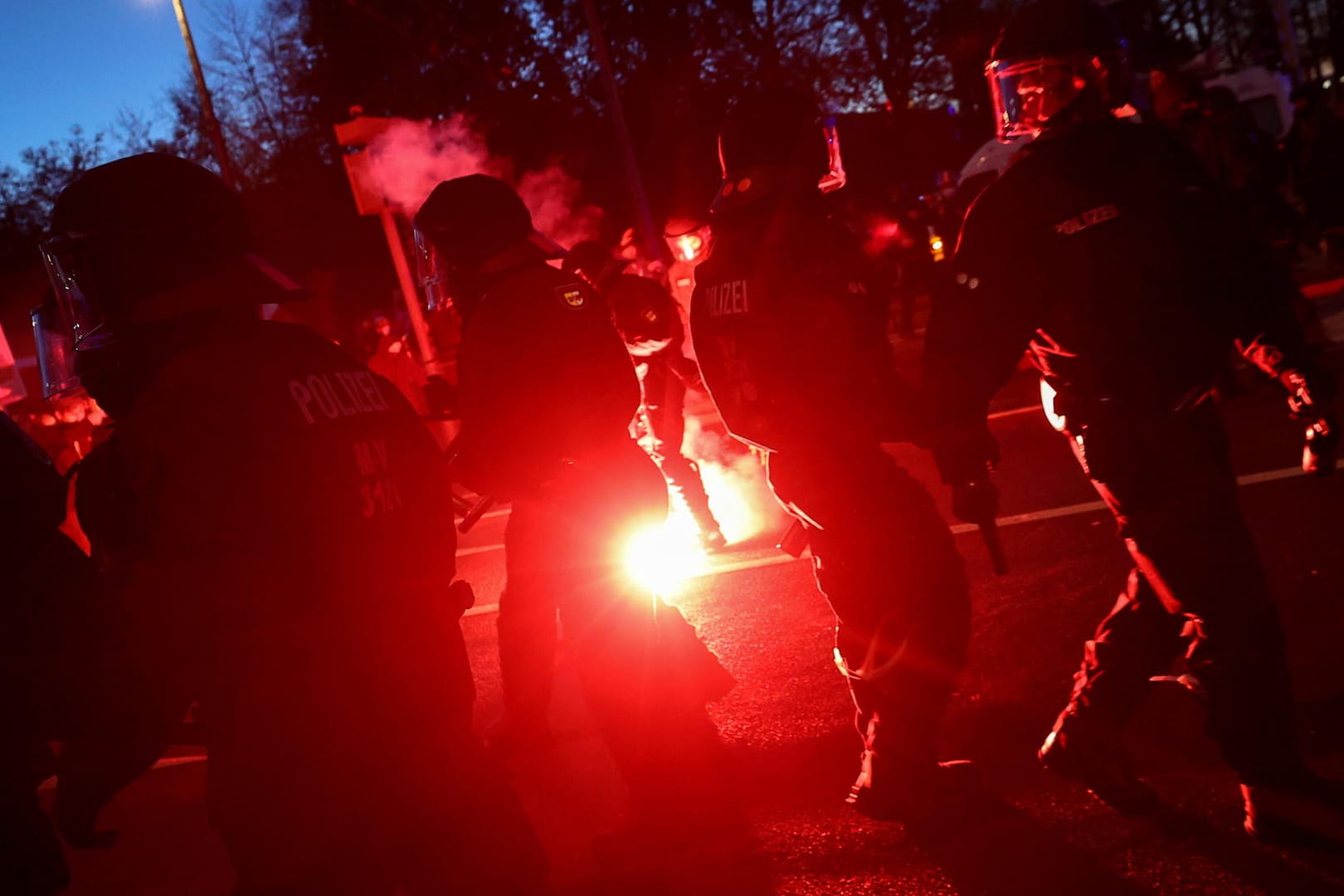 Polizisten im Einsatz in Leipzig: Die Polizei konnte die Sicherheit für Pressevertreter in Leipzig nicht gewährleisten.