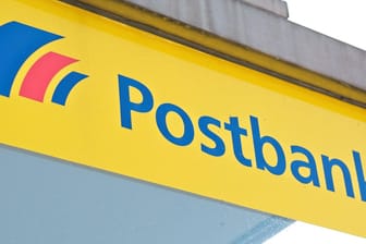 Postbank-Logo (Symbolbild): Das Finanzinstitut gehört zur Deutschen Bank.