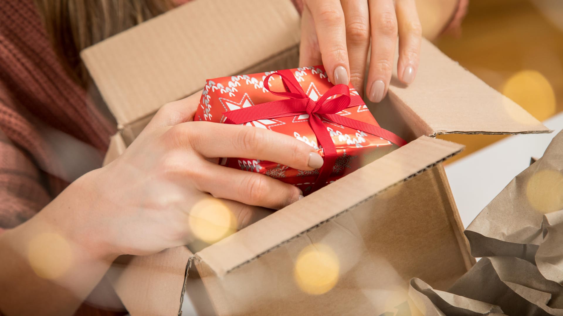 Weihnachtspost: Wer will, dass sein Paket auch sicher ankommt, sollte es möglichst schnörkellos verpacken.