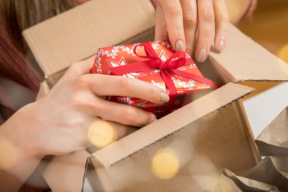 Weihnachtspost: Wer will, dass sein Paket auch sicher ankommt, sollte es möglichst schnörkellos verpacken.