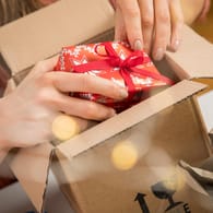 Weihnachtspost: Wer will, dass sein Paket auch sicher ankommt, sollte es möglichst schnörkellos verpacken.
