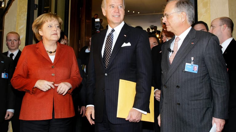 Bundeskanzlerin Angela Merkel, der damalige US-Vizepräsident Joe Biden und Wolfgang Ischinger bei der Münchener Sicherheitskonferenz 2009: Ischinger leitet die Konferenz seit 2008 (Archivbild).