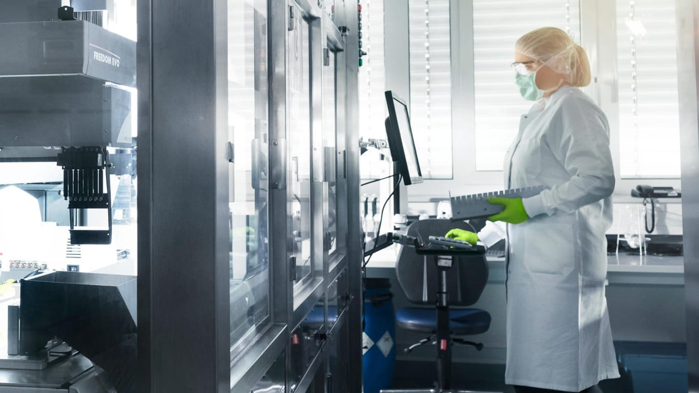 Eine Mitarbeiterin von Biontech im Labor: Das Mainzer Unternehmen berichtet von großen Fortschritten bei der Entwicklung eines Corona-Impfstoffs.