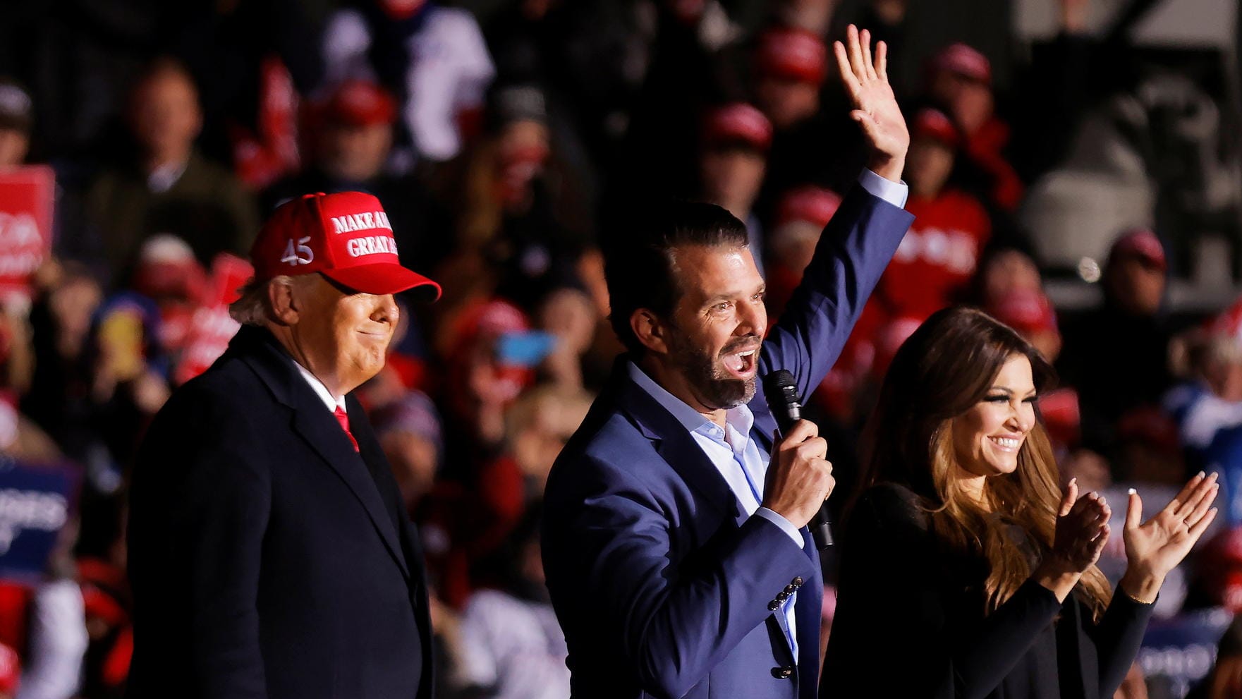 Donald Trump, sein Sohn Donald Jr. und dessen Partnerin Kimberly Guilfoyle bei einer Wahlkampfveranstaltung Anfang November: Trumps Sohn redet von Wahlbetrug – Beweise hat er dafür nicht.