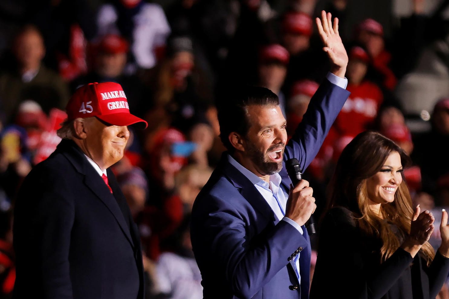 Donald Trump, sein Sohn Donald Jr. und dessen Partnerin Kimberly Guilfoyle bei einer Wahlkampfveranstaltung Anfang November: Trumps Sohn redet von Wahlbetrug – Beweise hat er dafür nicht.