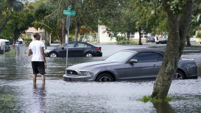 Ein Mann watet nach starken Regenfällen, ausgelöst von Tropensturm "Eta", durch das Hochwasser einer überschwemmten Straße in Fort Lauderdale. Ein Mann watet nach starken Regenfällen, ausgelöst von Tropensturm "Eta", durch das Hochwasser einer überschwemmten Straße in Fort Lauderdale.