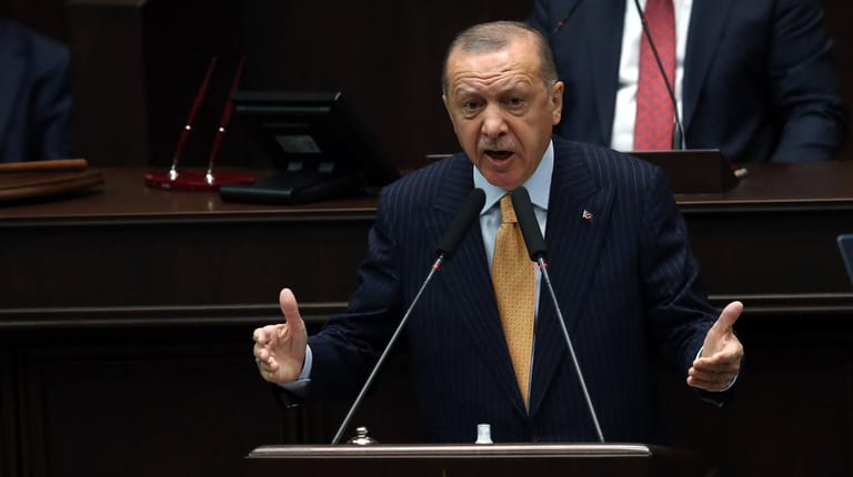 Erdoğan spricht im türkischen Parlament in Ankara: Lange Zeit hat der türkische Präsident die Lira-Krise nicht thematisiert.