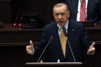 Erdoğan spricht im türkischen Parlament in Ankara: Lange Zeit hat der türkische Präsident die Lira-Krise nicht thematisiert.