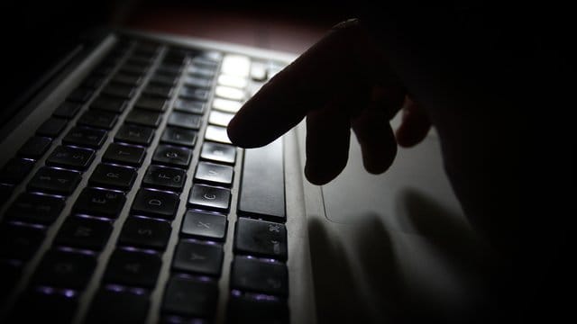 Verbraucherschützer warnen vor dubiosen Streaming-Portalen: Die Internet-Anwender würden auf Fake-Portale gelockt und dann mit hohen Rechnungen für angeblich zustande gekommene Abot-Verträge unter Druck gesetzt. Verbraucherschützer warnen vor dubiosen Streaming-Portalen: Die Internet-Anwender würden auf Fake-Portale gelockt und dann mit hohen Rechnungen für angeblich zustande gekommene Abot-Verträge unter Druck gesetzt.