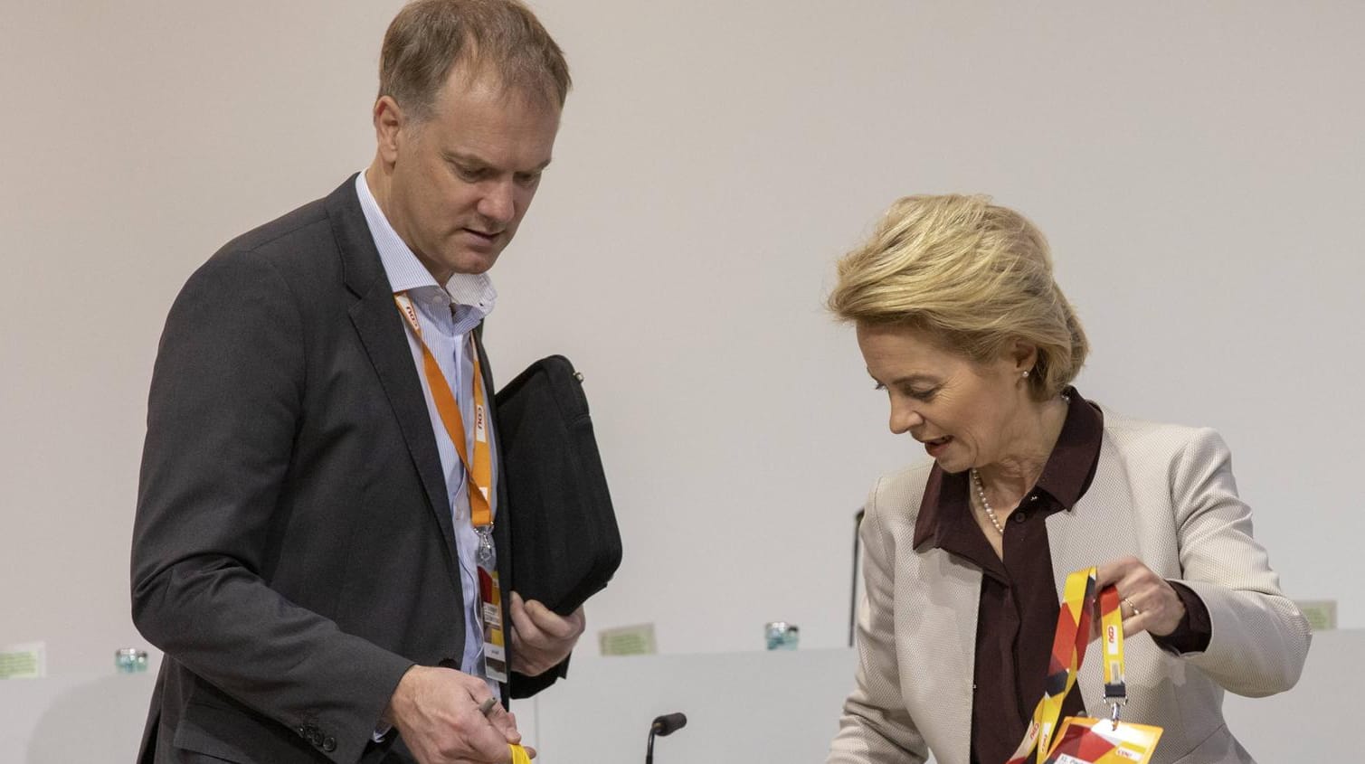 Ursula von der Leyen und Jens Flosdorff: Für den ehemaligen Journalisten schuf von der Leyen extra eine neue Stelle auf EU-Ebene (Archivbild).