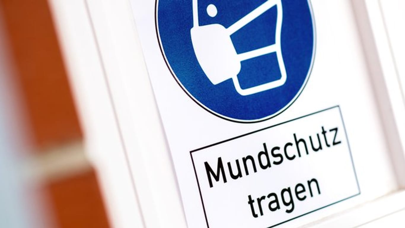 Ein Schild mit der Aufschrift "Mundschutz tragen": In Düsseldorf hat die Stadt auf eine Gerichtsentscheidung reagiert.