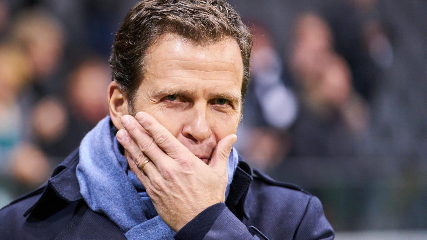 Oliver Bierhoff: Der DFB-Manager macht sich Sorgen, sieht eine "schwarze Wolke" über der jungen Mannschaft hängen.