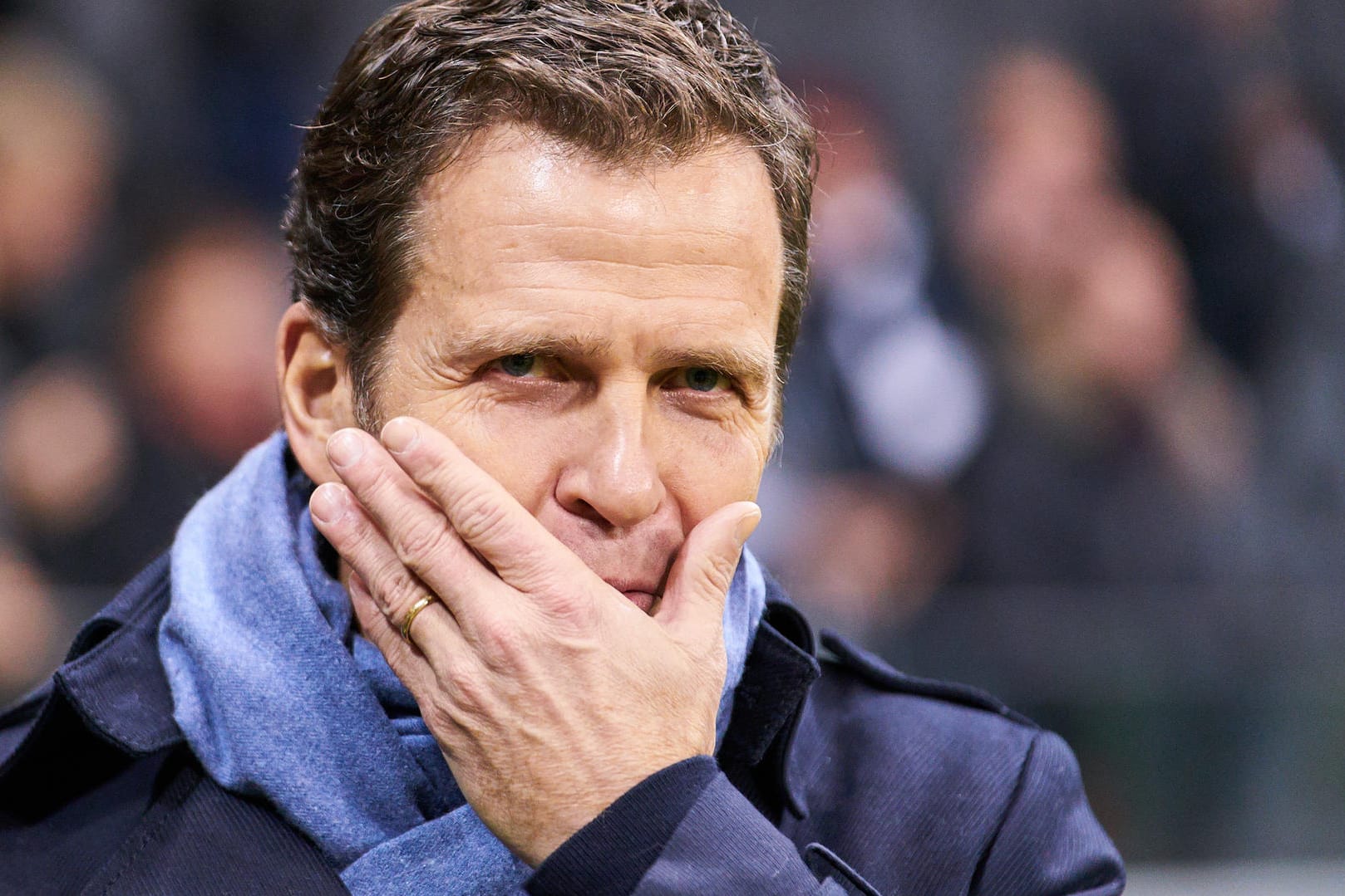 Oliver Bierhoff: Der DFB-Manager macht sich Sorgen, sieht eine "schwarze Wolke" über der jungen Mannschaft hängen.