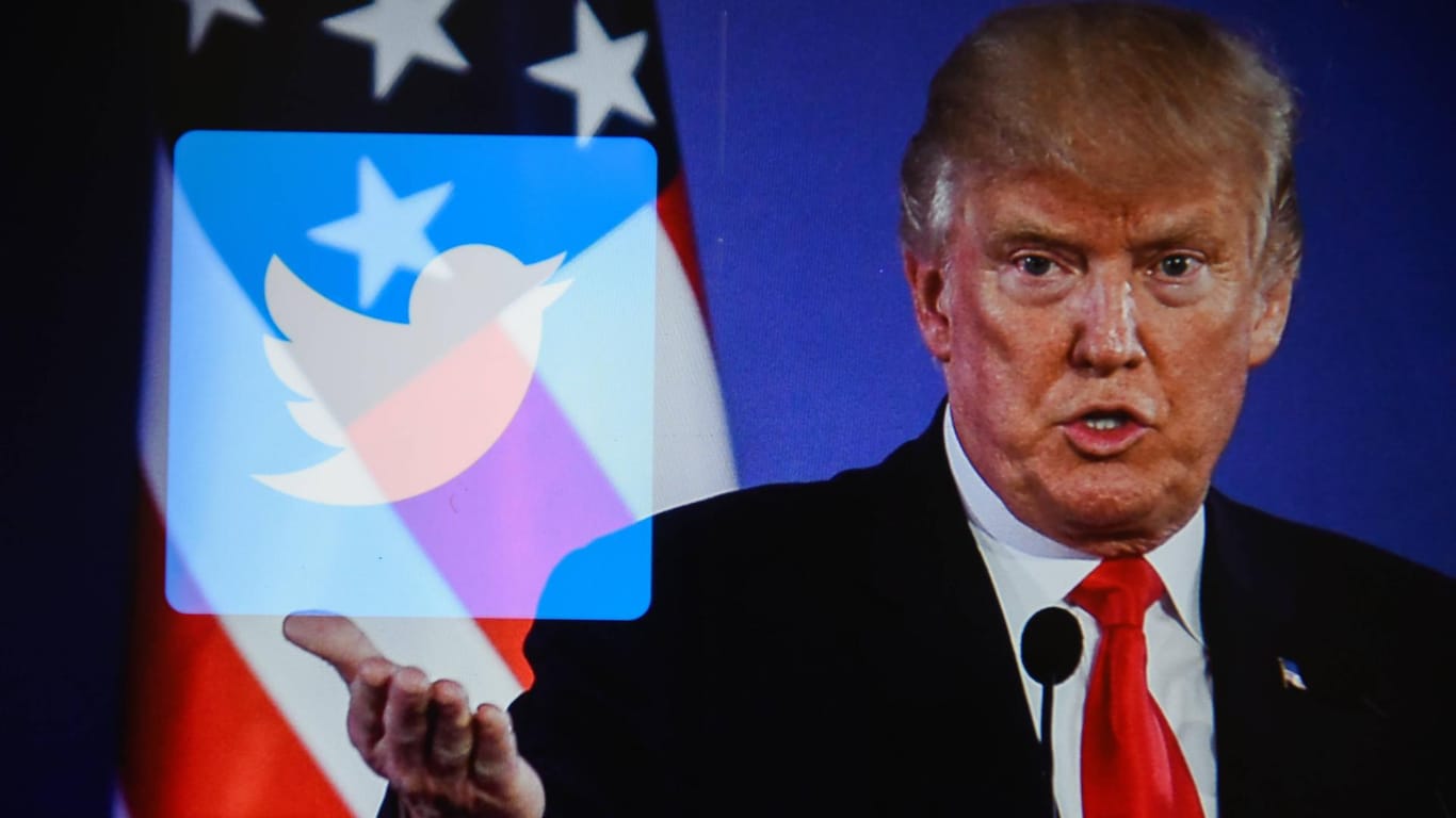Donald Trump und das Logo von Twitter: Der aktuelle US-Präsident wird bald seinen besonderen Status auf Twitter verlieren.