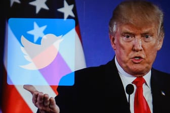 Donald Trump und das Logo von Twitter: Der aktuelle US-Präsident wird bald seinen besonderen Status auf Twitter verlieren.