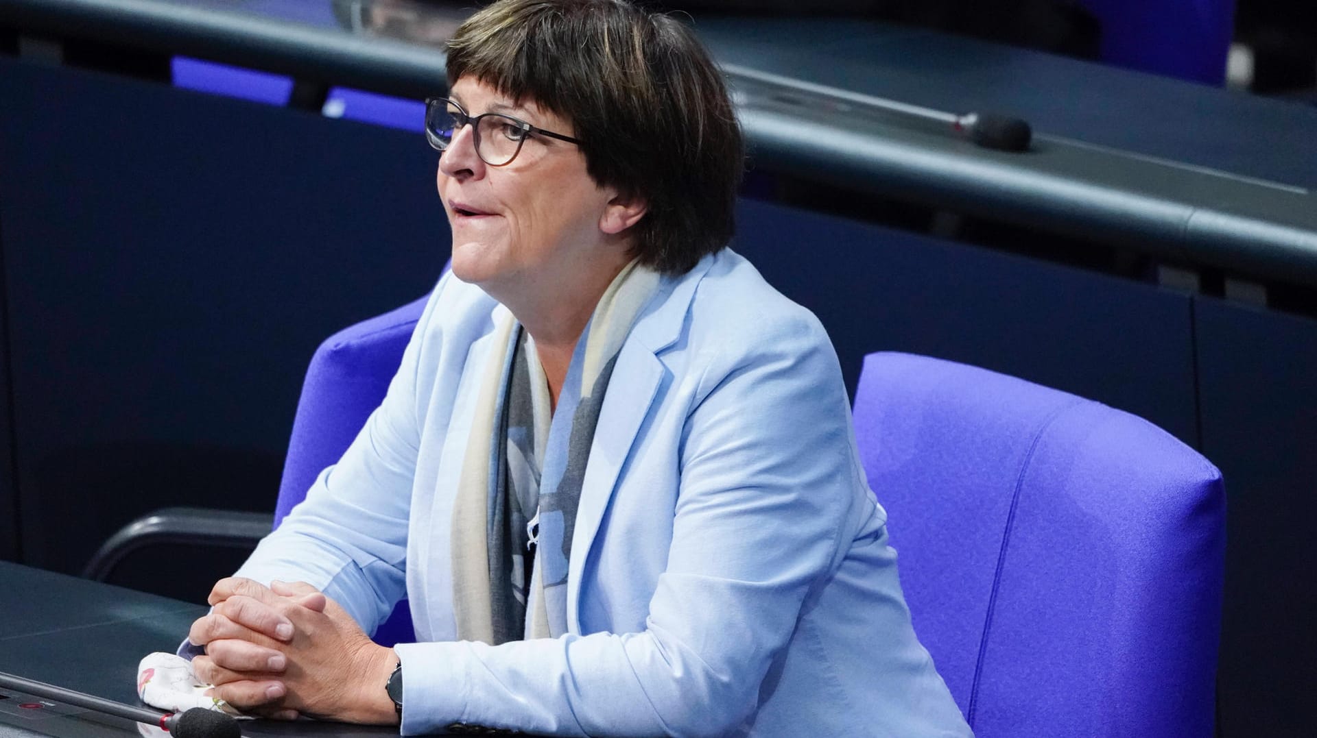 Saskia Esken im Bundestag: Gleich am Samstag twitterte die SPD-Chefin, die Polizei sei völlig überfordert gewesen.