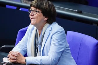 Saskia Esken im Bundestag: Gleich am Samstag twitterte die SPD-Chefin, die Polizei sei völlig überfordert gewesen.
