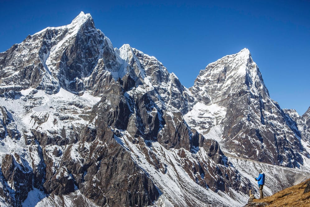 Mount Everest: Für den höchsten Berg der Welt gibt es zwar eine breit akzeptierte Größe – seither maßen aber mehrere Teams.