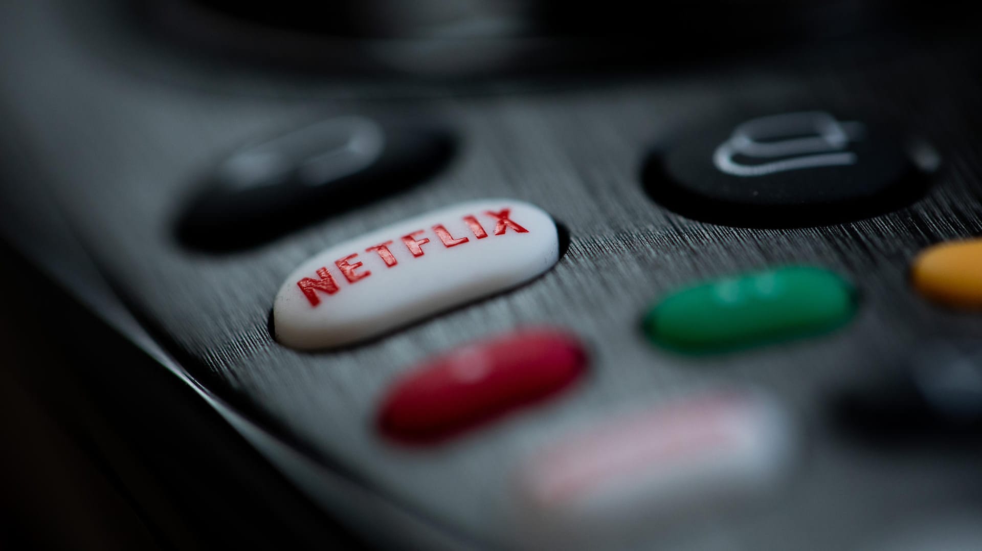 Ein Button für den Start der App des Streaminganbieters Netflix ist auf einer Fernbedienung. Dienst Netflix testet in Frankreich einen linearen Kanal. Ein Button für den Start der App des Streaminganbieters Netflix ist auf einer Fernbedienung. Dienst Netflix testet in Frankreich einen linearen Kanal.