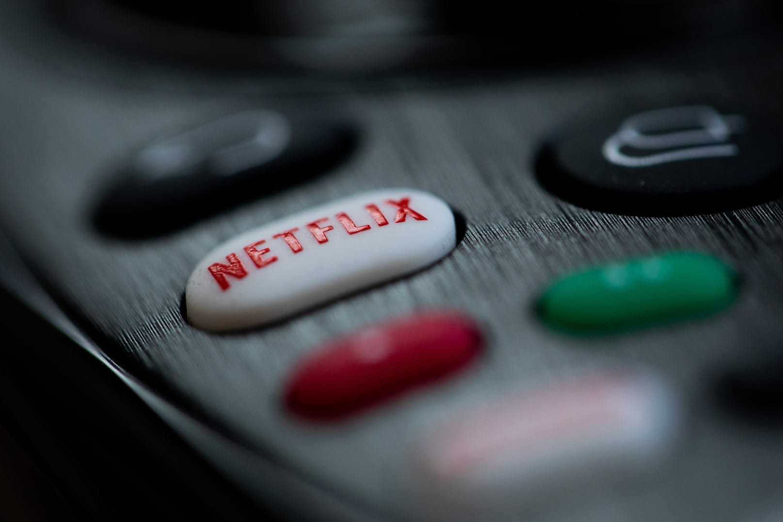 Ein Button für den Start der App des Streaminganbieters Netflix ist auf einer Fernbedienung. Dienst Netflix testet in Frankreich einen linearen Kanal.