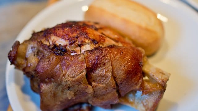 Chinesische Behörden melden, Tests hätten Coronavirus-Spuren an der Verpackung einer gefrorenen Schweinshaxe nachgewiesen.