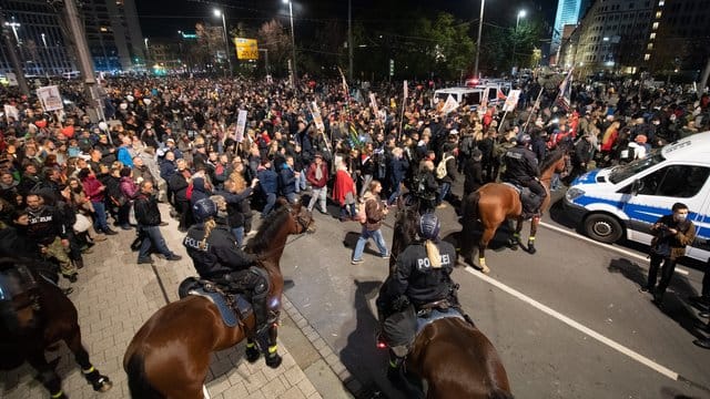 Teilnehmer der „Querdenken“-Demonstration in Leipzig: Für eine Erzieherin, die an der Demo teilgenommen und sich dort geprügelt haben soll, gibt es nun Konsequenzen.