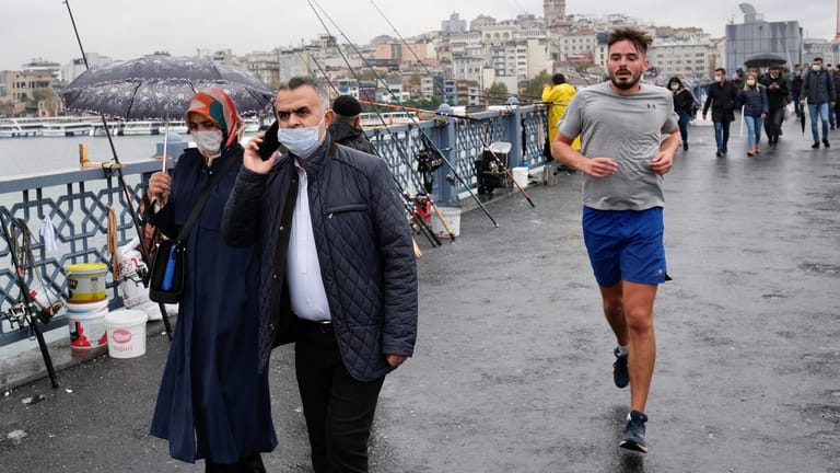 Menschen auf der Galata-Brücke in Istanbul: Die Lira-Krise sorgt für immer schwerere Konsequenzen für die türkische Bevölkerung.