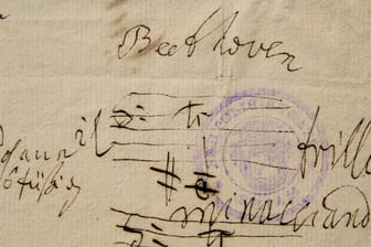 Schrift und Stempel von einem Brief von Ludwig van Beethoven: Solche Briefe zeigt die Wissenschaftliche Stadtbibliothek in Mainz.