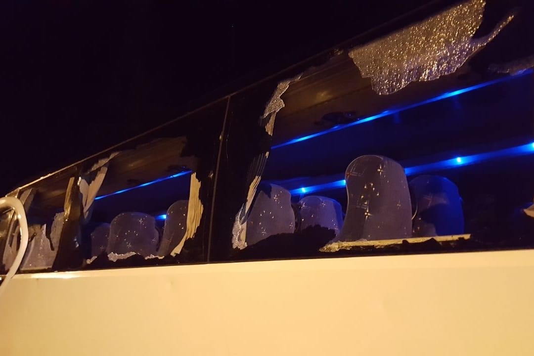 Zerstörter Bus: Fast alle Scheiben an einem Reisebus mit Teilnehmern der "Querdenker"-Demo in Leipzig wurden bei einem Hinterhalt in Connewitz zerstört.