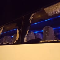 Zerstörter Bus: Fast alle Scheiben an einem Reisebus mit Teilnehmern der "Querdenker"-Demo in Leipzig wurden bei einem Hinterhalt in Connewitz zerstört.
