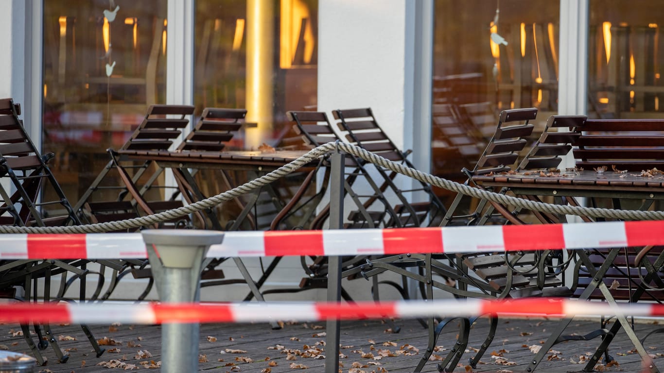 Mit Flatterband sind Tische und Stühle eines geschlossenen Biergartens abgesperrt: In Nürnberg gilt ein Teil-Lockdown.