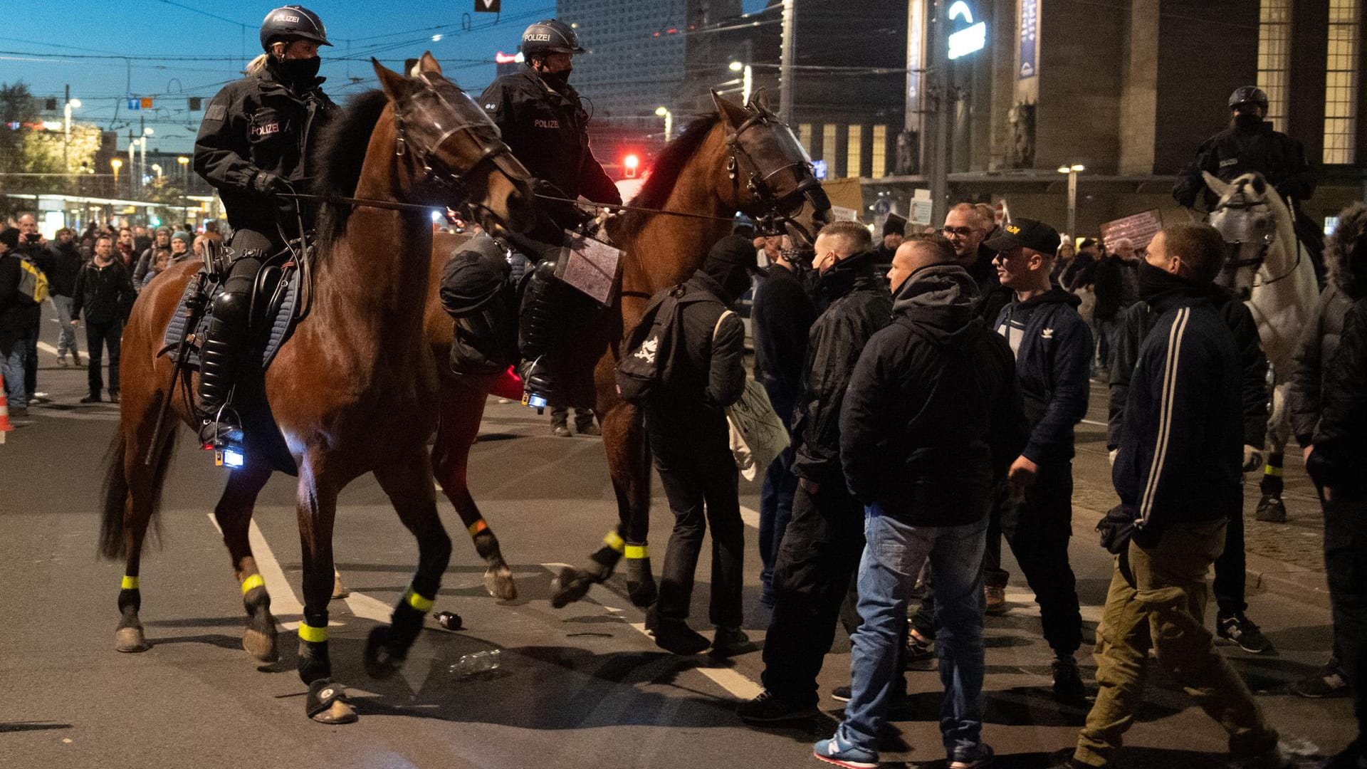 Berittene Polizei nach dem Ende der Demonstration in Leipzig: Gegen den sächsischen Innenminister Wöller gibt es Rücktrittsforderungen.