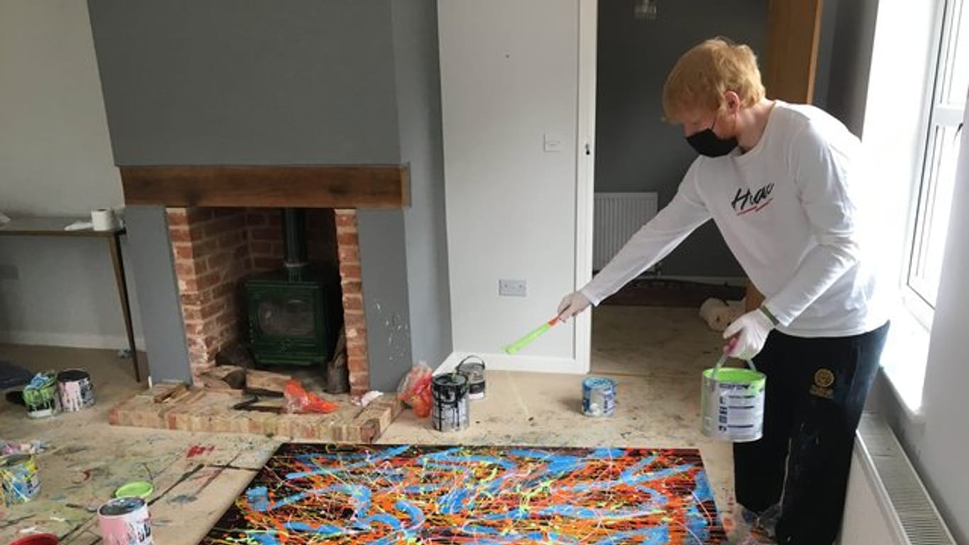 Auf den Spuren von Jackson Pollock: Ed Sheeran bei der Arbeit an einem seiner Gemälde.