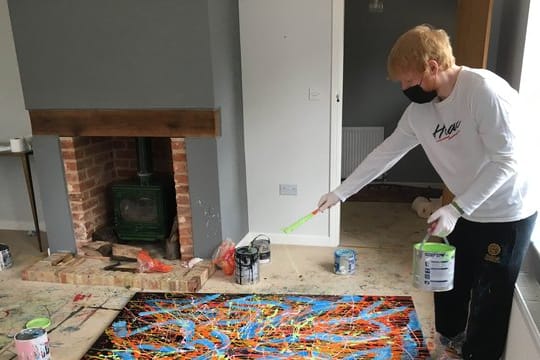 Auf den Spuren von Jackson Pollock: Ed Sheeran bei der Arbeit an einem seiner Gemälde.