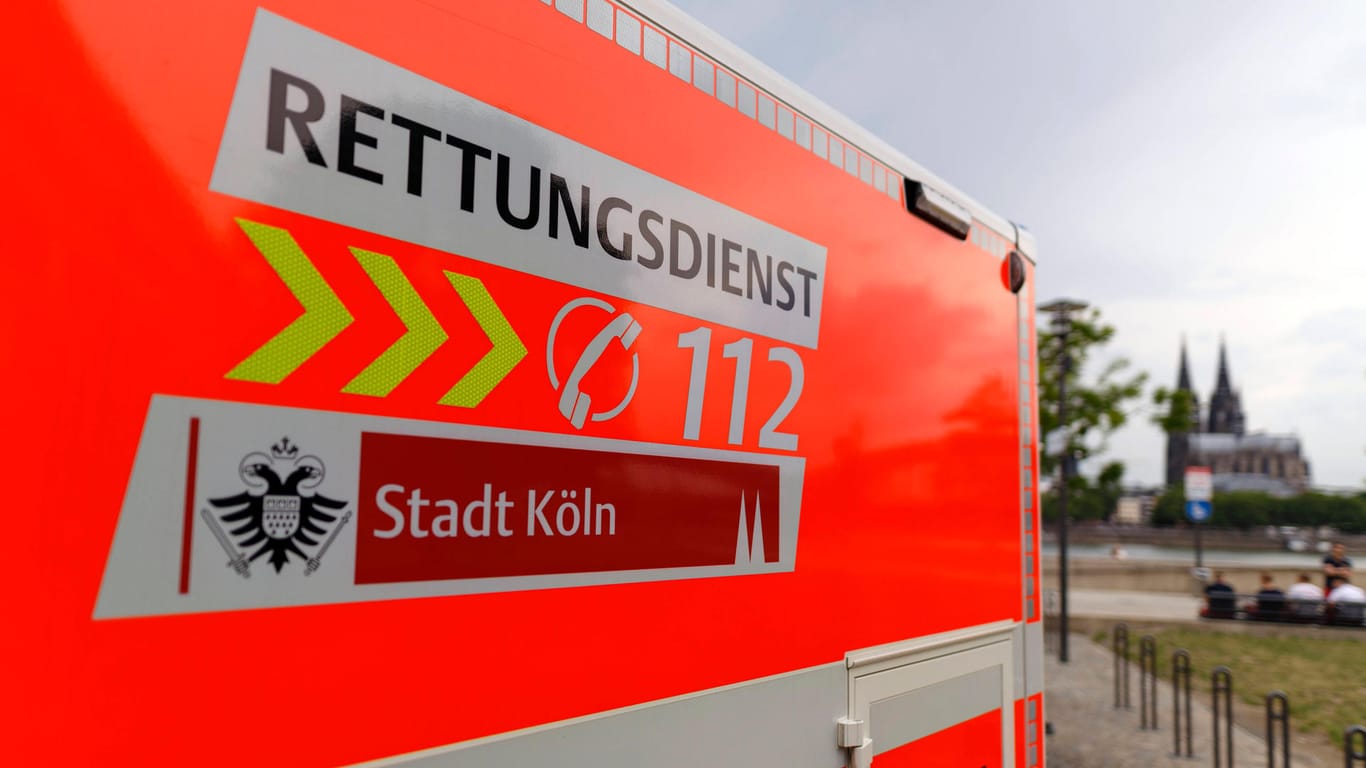 Rettungswagen der Kölner Feuerwehr: Eine Frau ist nach dem Zusammenstoß mit einem Müllwagen gestorben.