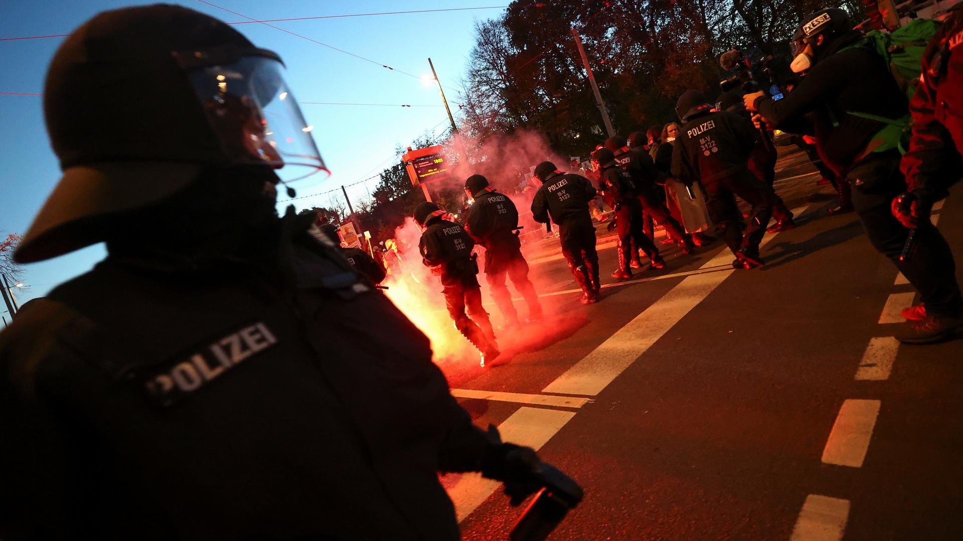 Angriffe auf die Polizei: Die "Querdenker" bahnten sich in Leipzig den Weg. Angeführt wurden sie von bekannten Neonazis.