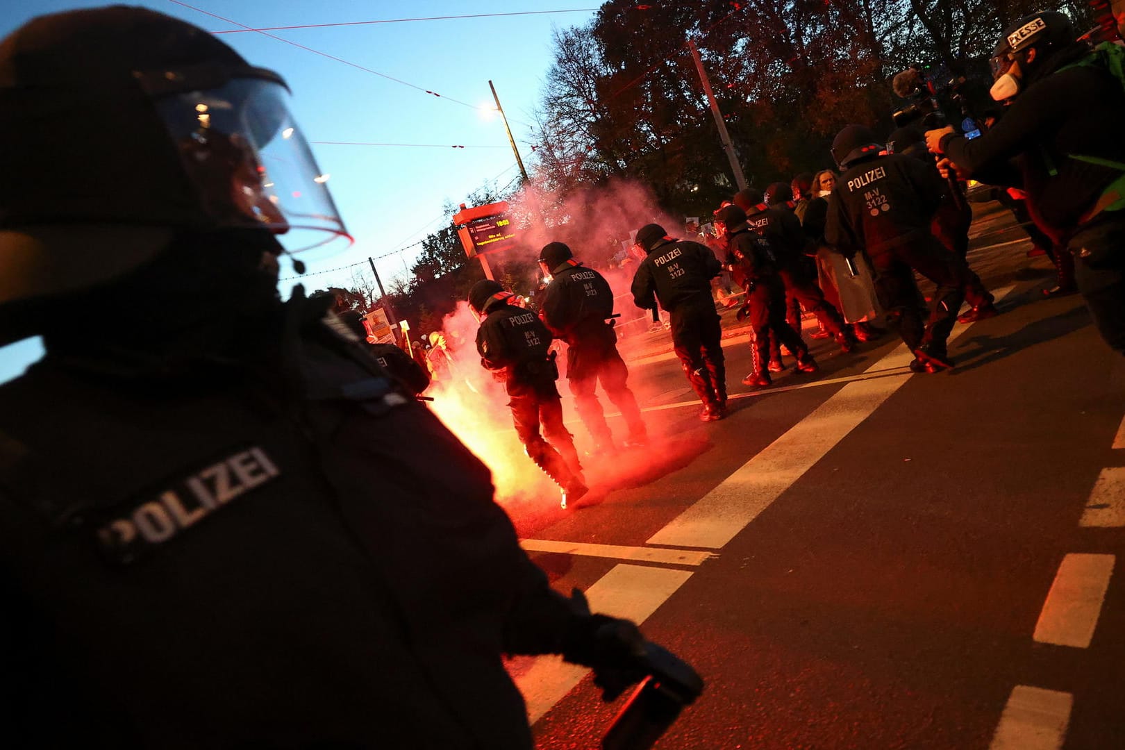 Angriffe auf die Polizei: Die "Querdenker" bahnten sich in Leipzig den Weg. Angeführt wurden sie von bekannten Neonazis.