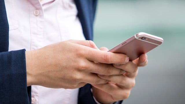 Meist meldet sich das iPhone von allein. Meist meldet sich das iPhone von allein.