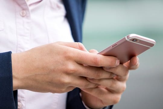 Meist meldet sich das iPhone von allein.
