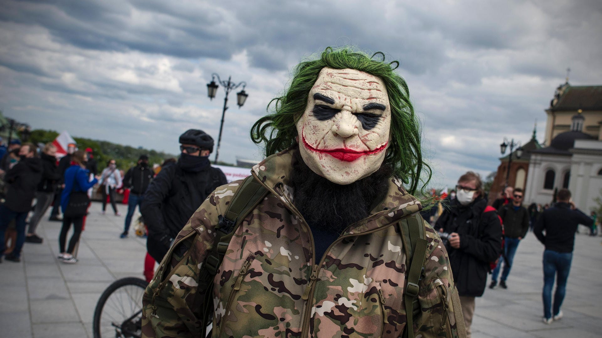 Ein Mann trägt eine "Joker"-Maske (Symolbild): Eine ähnliche Gesichtsbedeckung trug der Täter in Bielefeld. Ein Mann trägt eine "Joker"-Maske (Symolbild): Eine ähnliche Gesichtsbedeckung trug der Täter in Bielefeld.