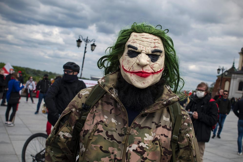 Ein Mann trägt eine "Joker"-Maske (Symolbild): Eine ähnliche Gesichtsbedeckung trug der Täter in Bielefeld.